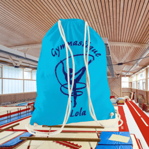 Sac ficelle gymnaste avec ruban sur fond gymnase